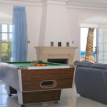 Villa Oceania - Beachfront Paralimni Bagian luar foto