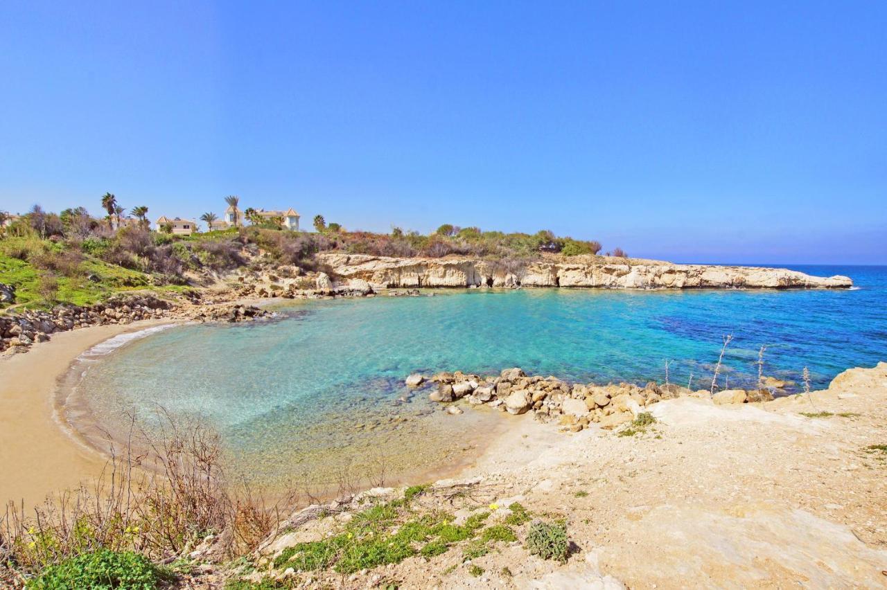 Villa Oceania - Beachfront Paralimni Bagian luar foto