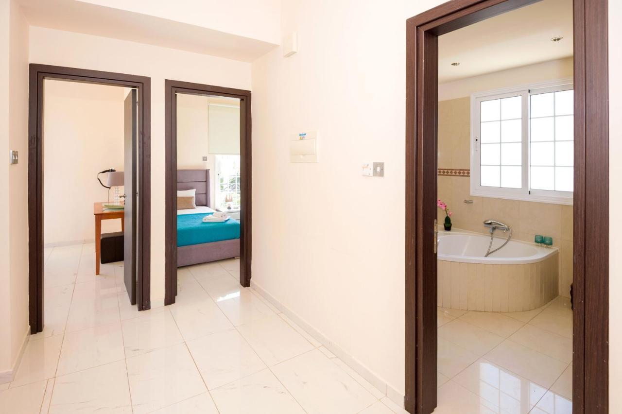 Villa Oceania - Beachfront Paralimni Bagian luar foto