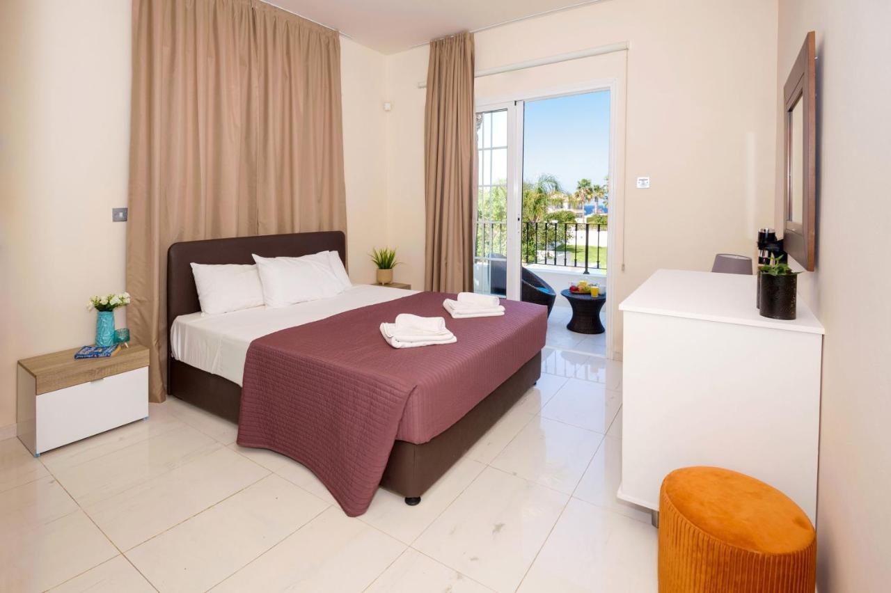 Villa Oceania - Beachfront Paralimni Bagian luar foto