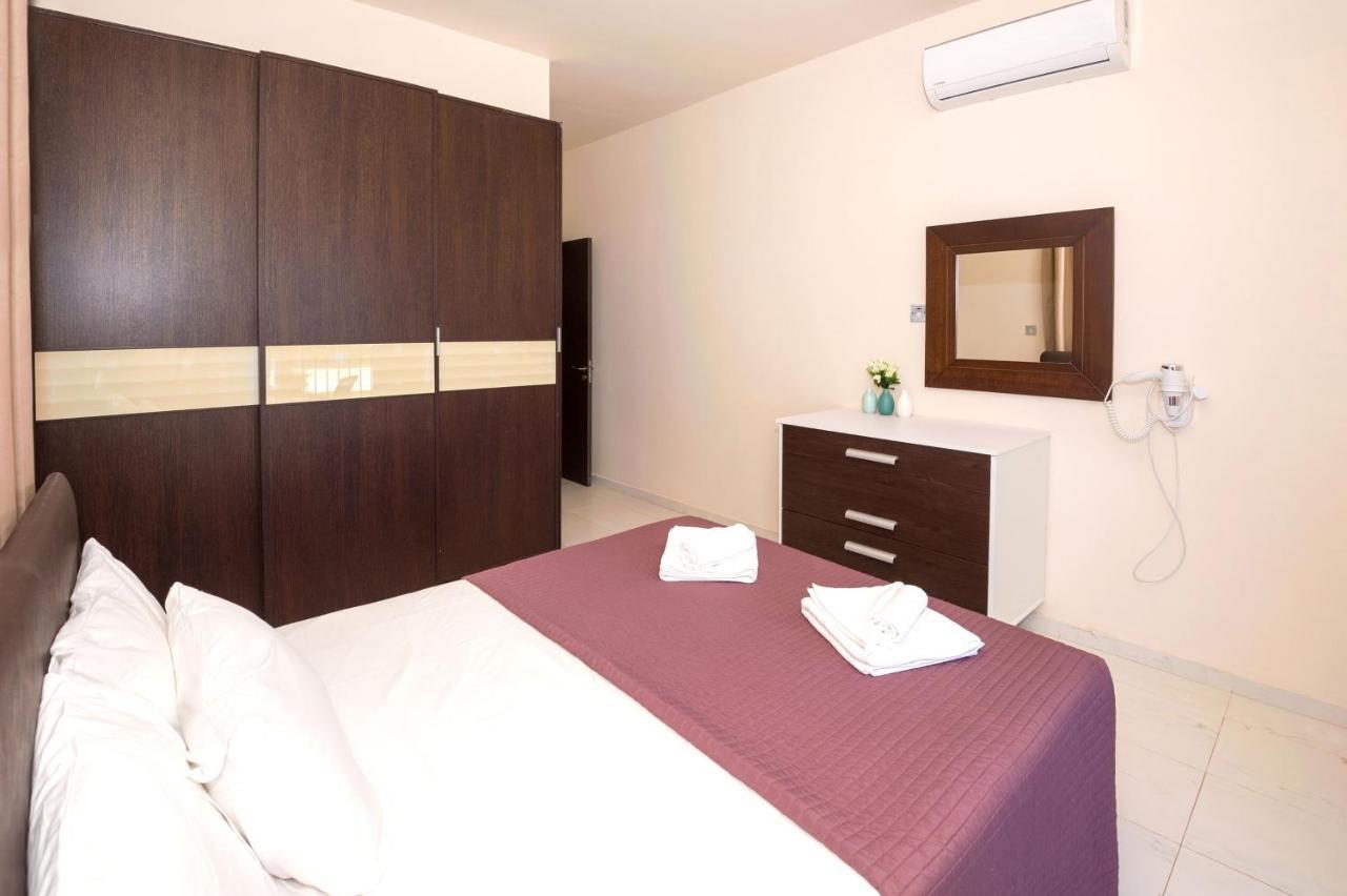 Villa Oceania - Beachfront Paralimni Bagian luar foto