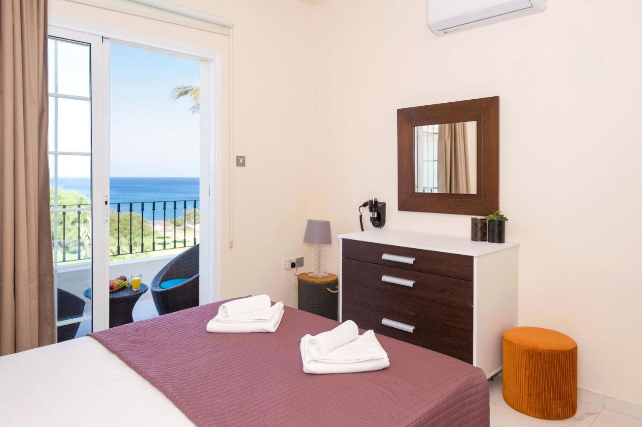 Villa Oceania - Beachfront Paralimni Bagian luar foto