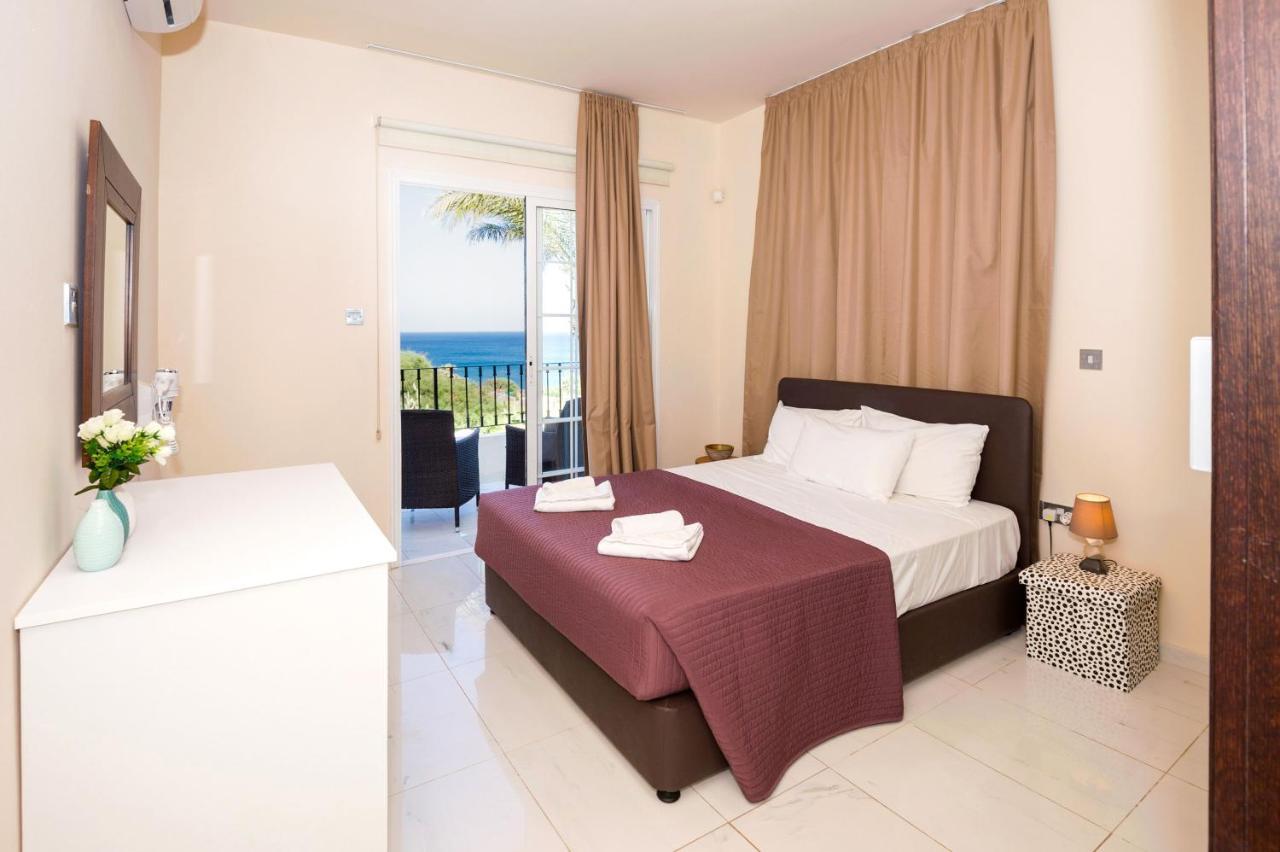 Villa Oceania - Beachfront Paralimni Bagian luar foto