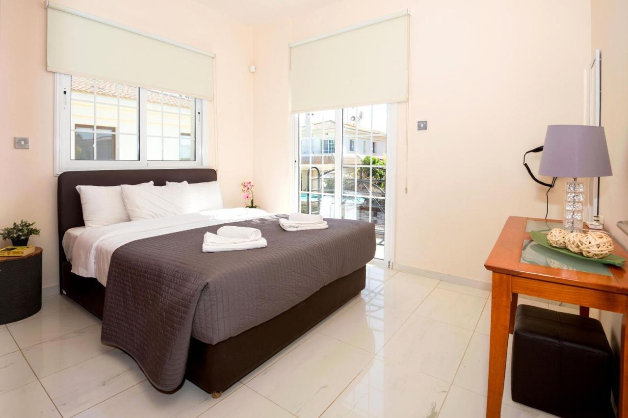 Villa Oceania - Beachfront Paralimni Bagian luar foto