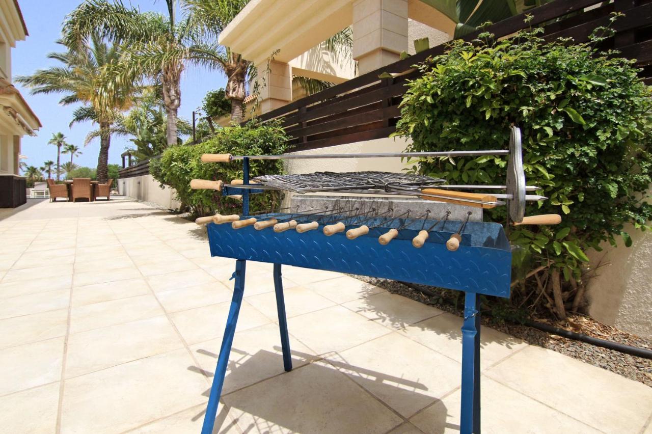 Villa Oceania - Beachfront Paralimni Bagian luar foto