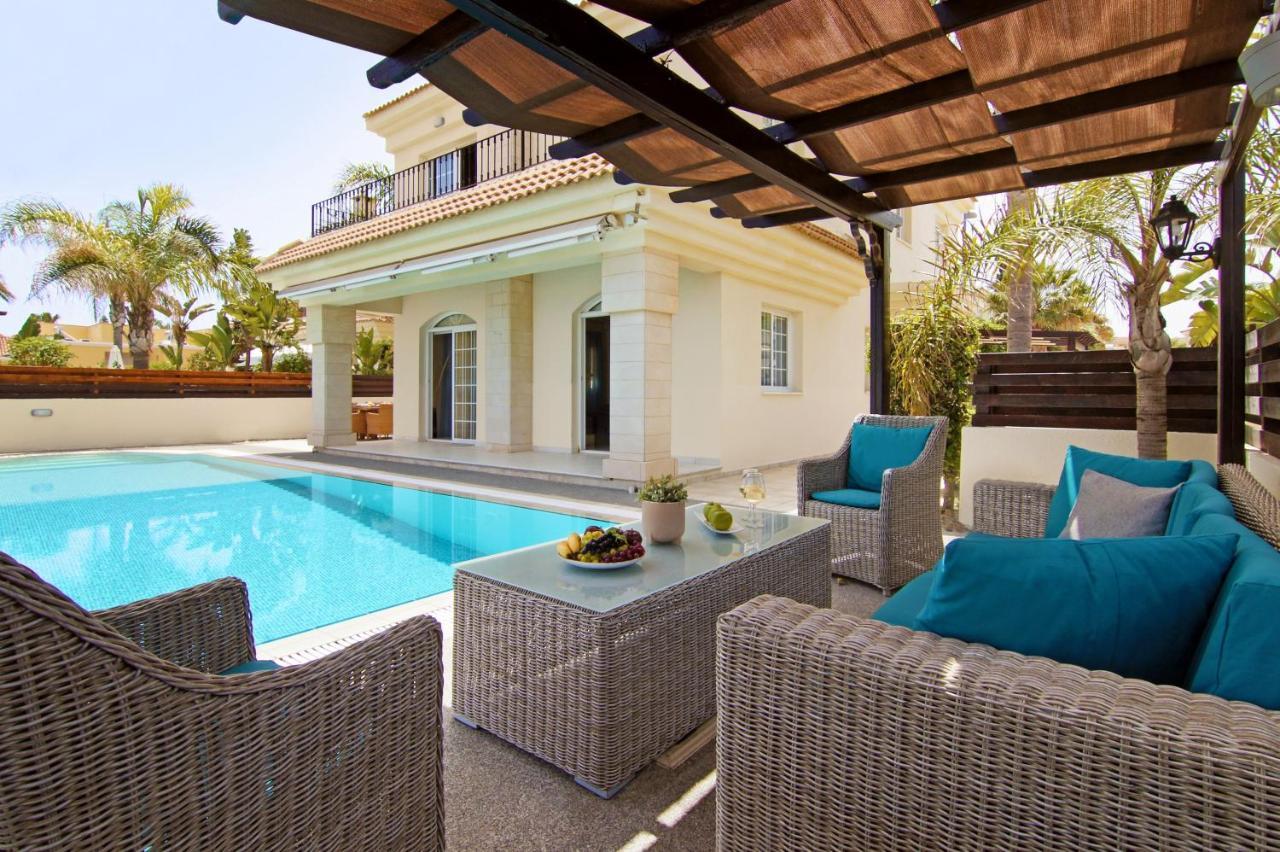 Villa Oceania - Beachfront Paralimni Bagian luar foto