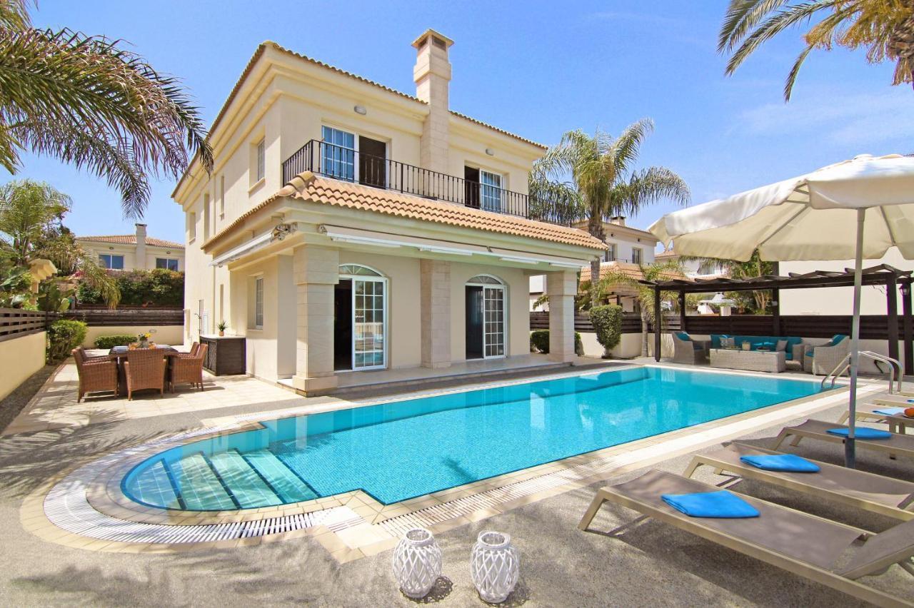 Villa Oceania - Beachfront Paralimni Bagian luar foto