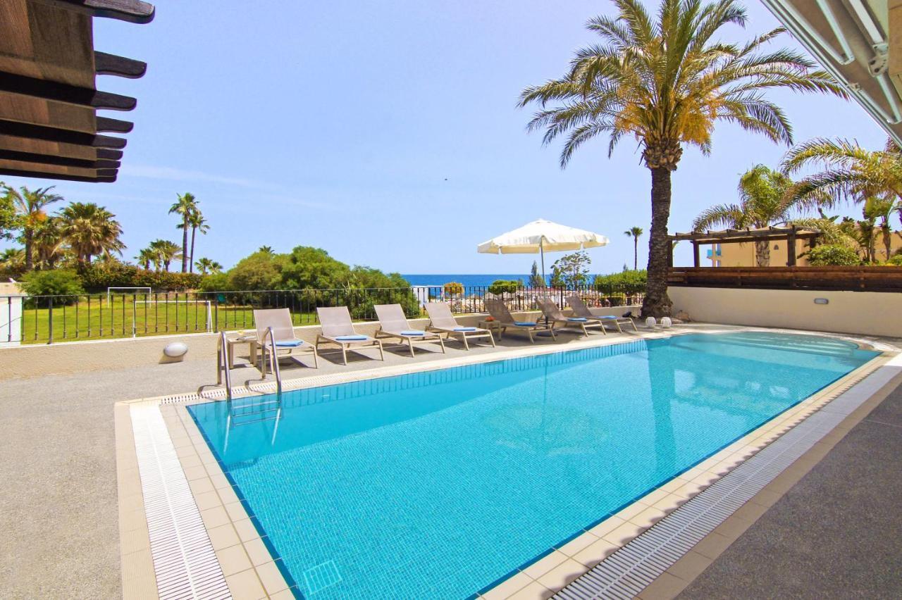Villa Oceania - Beachfront Paralimni Bagian luar foto