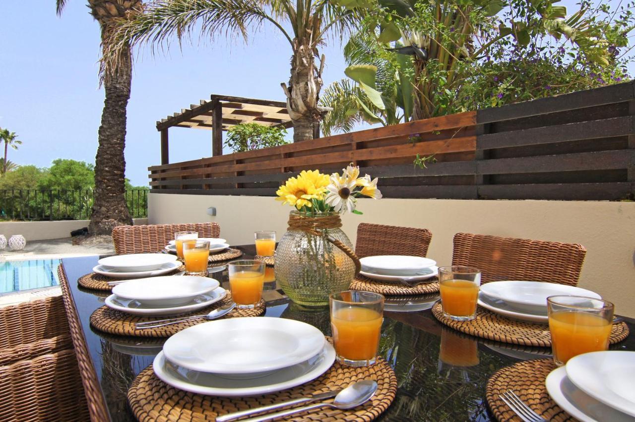 Villa Oceania - Beachfront Paralimni Bagian luar foto