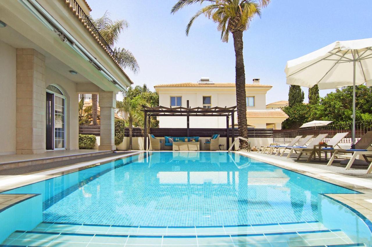 Villa Oceania - Beachfront Paralimni Bagian luar foto