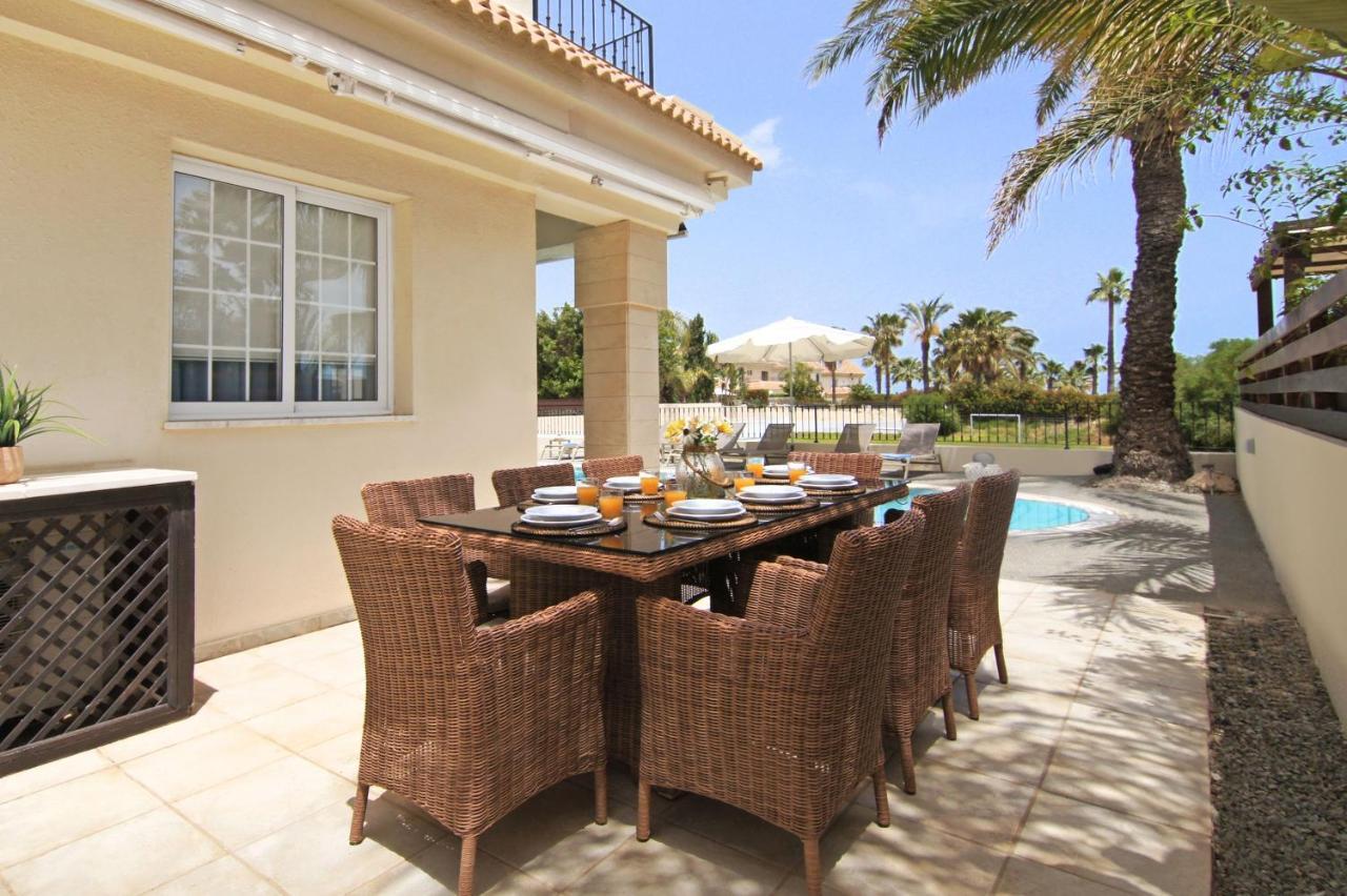 Villa Oceania - Beachfront Paralimni Bagian luar foto