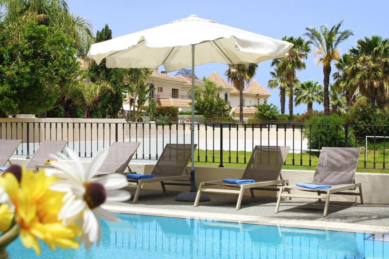 Villa Oceania - Beachfront Paralimni Bagian luar foto