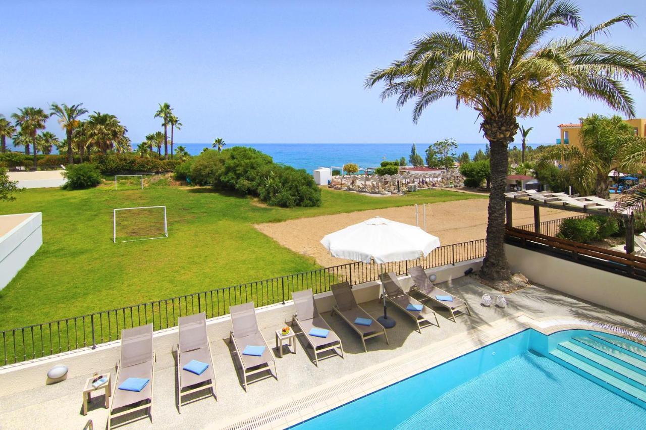 Villa Oceania - Beachfront Paralimni Bagian luar foto