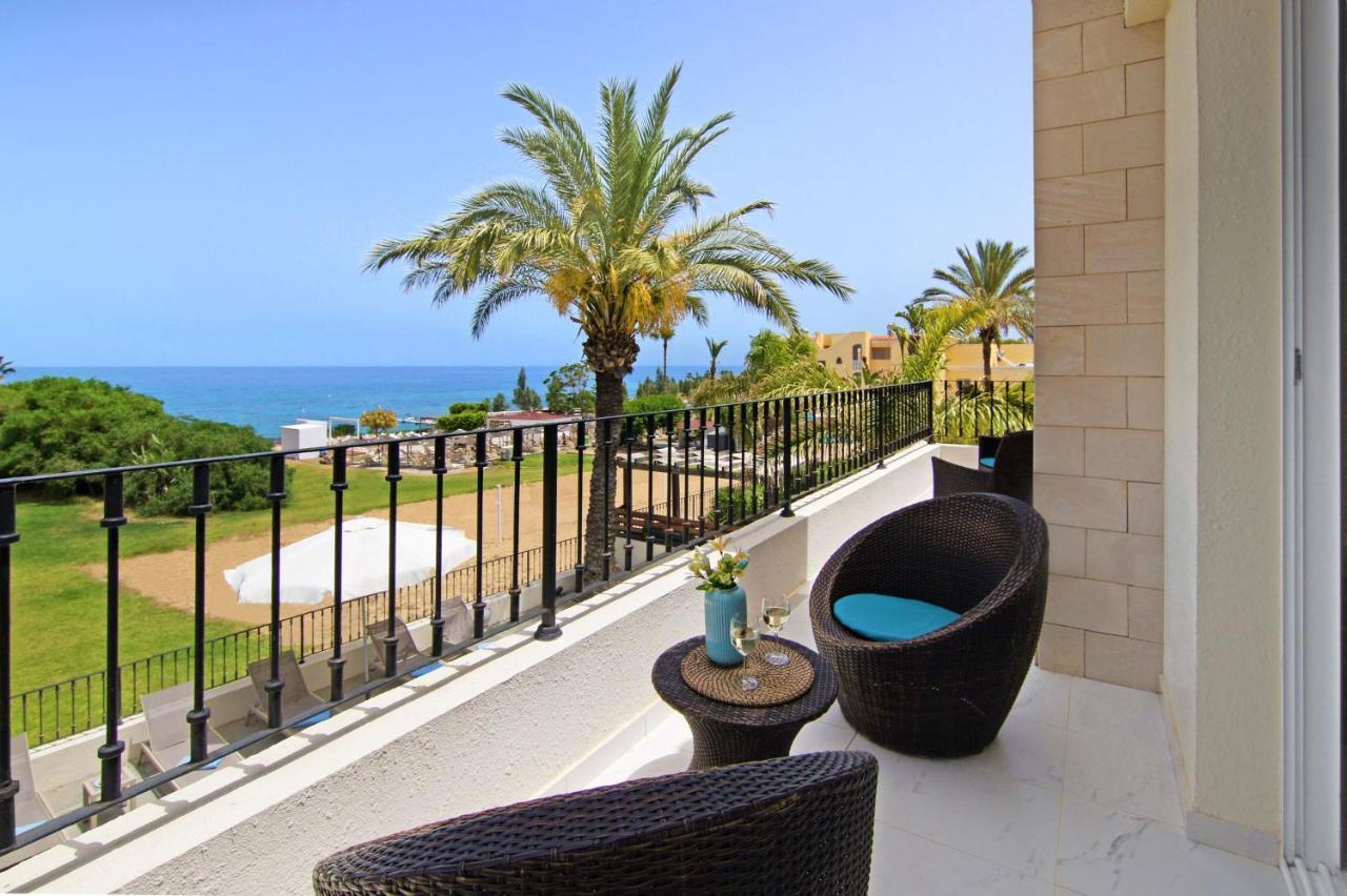 Villa Oceania - Beachfront Paralimni Bagian luar foto