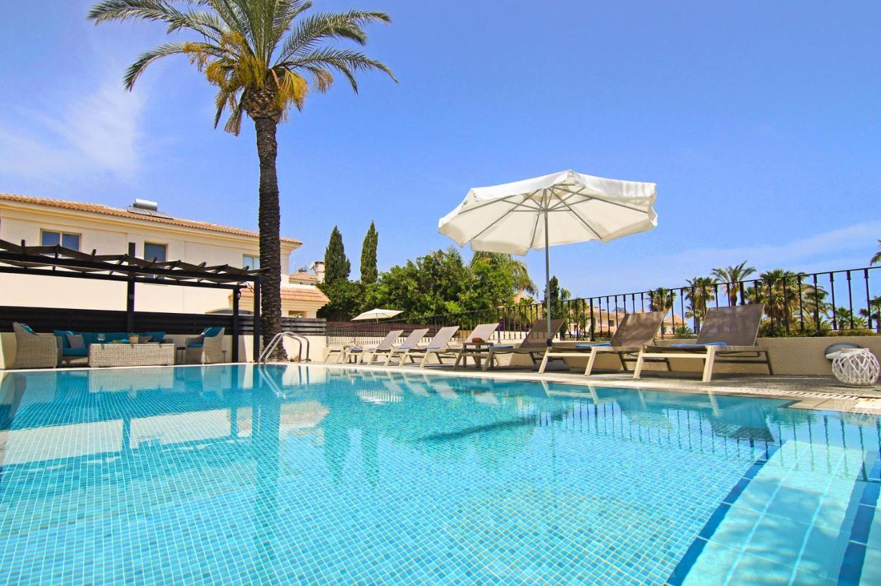 Villa Oceania - Beachfront Paralimni Bagian luar foto