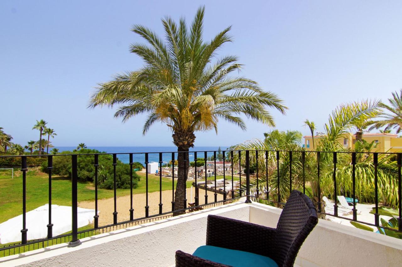 Villa Oceania - Beachfront Paralimni Bagian luar foto