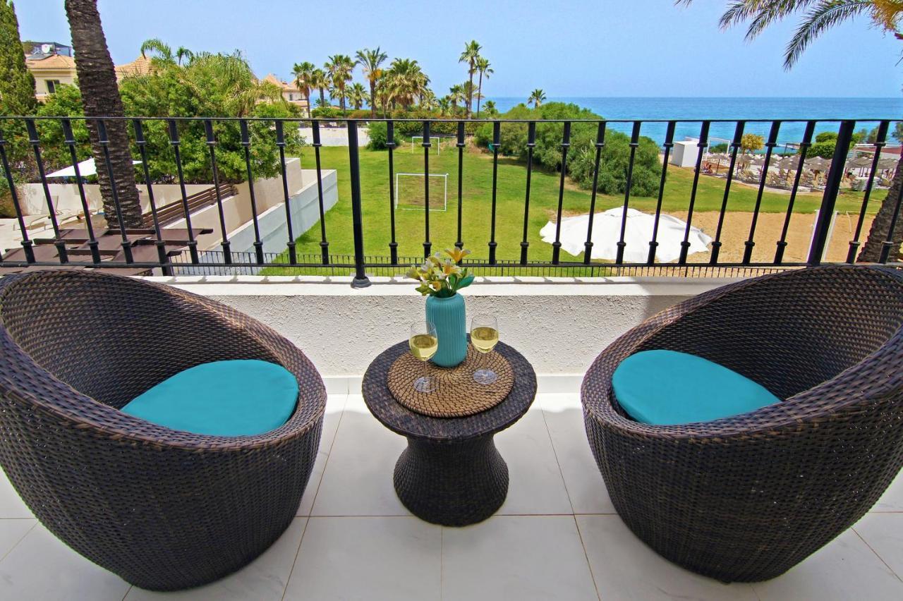 Villa Oceania - Beachfront Paralimni Bagian luar foto