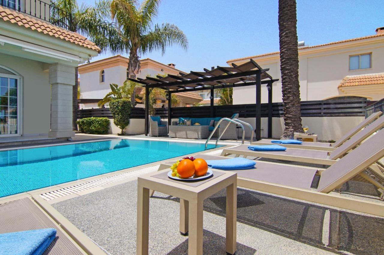 Villa Oceania - Beachfront Paralimni Bagian luar foto