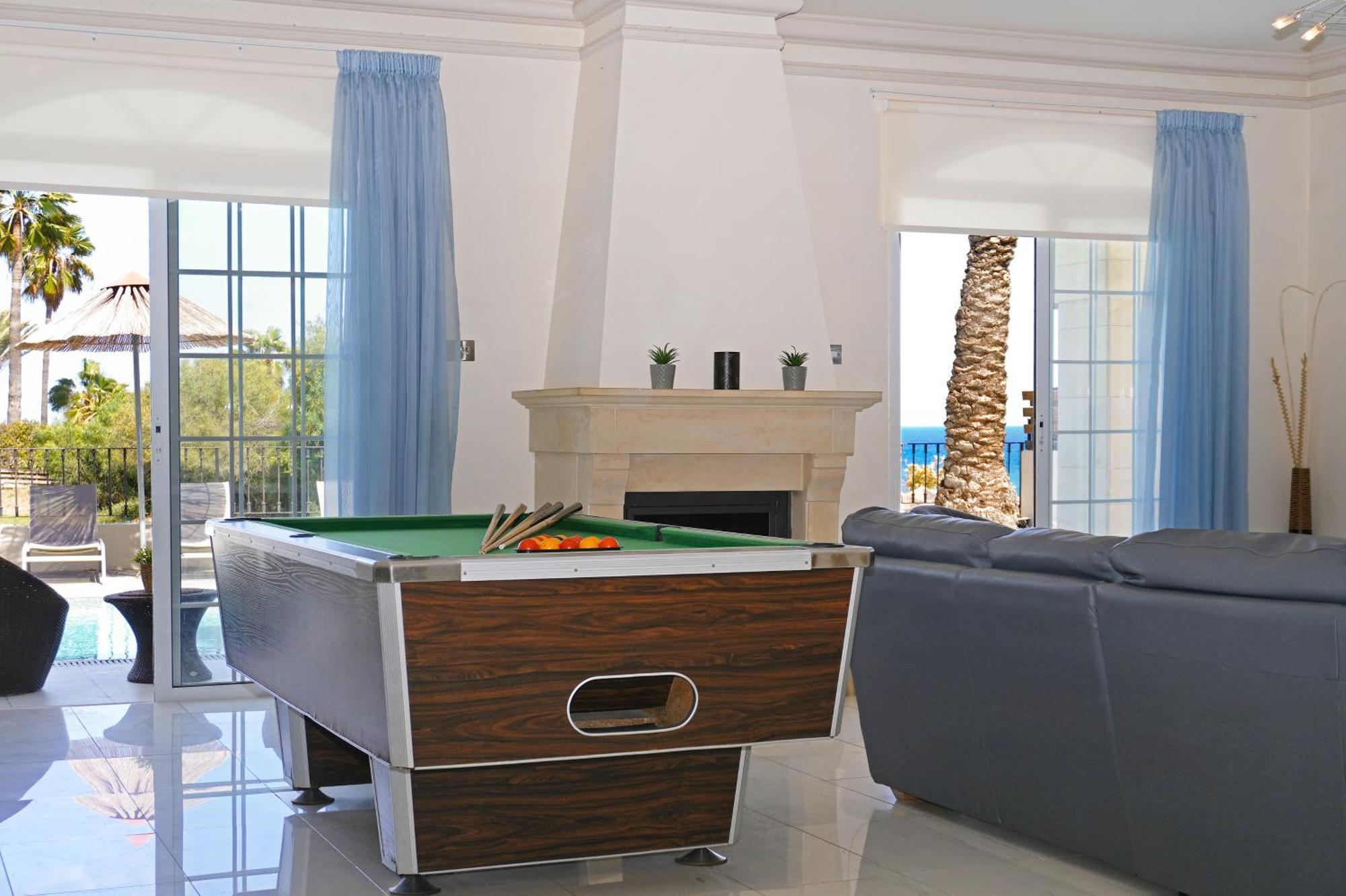 Villa Oceania - Beachfront Paralimni Bagian luar foto