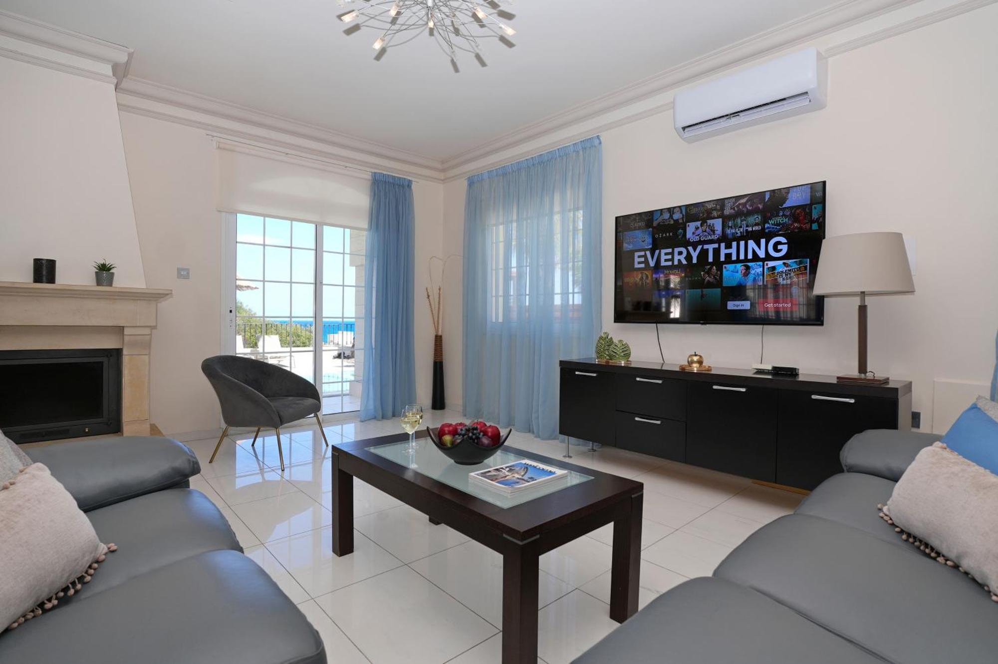 Villa Oceania - Beachfront Paralimni Bagian luar foto
